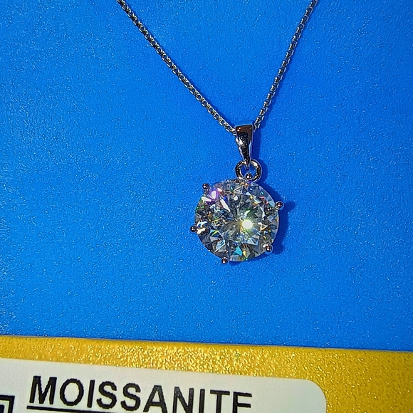 Stunning Silver Crystal Pendant Necklace - Picture 3 of 7